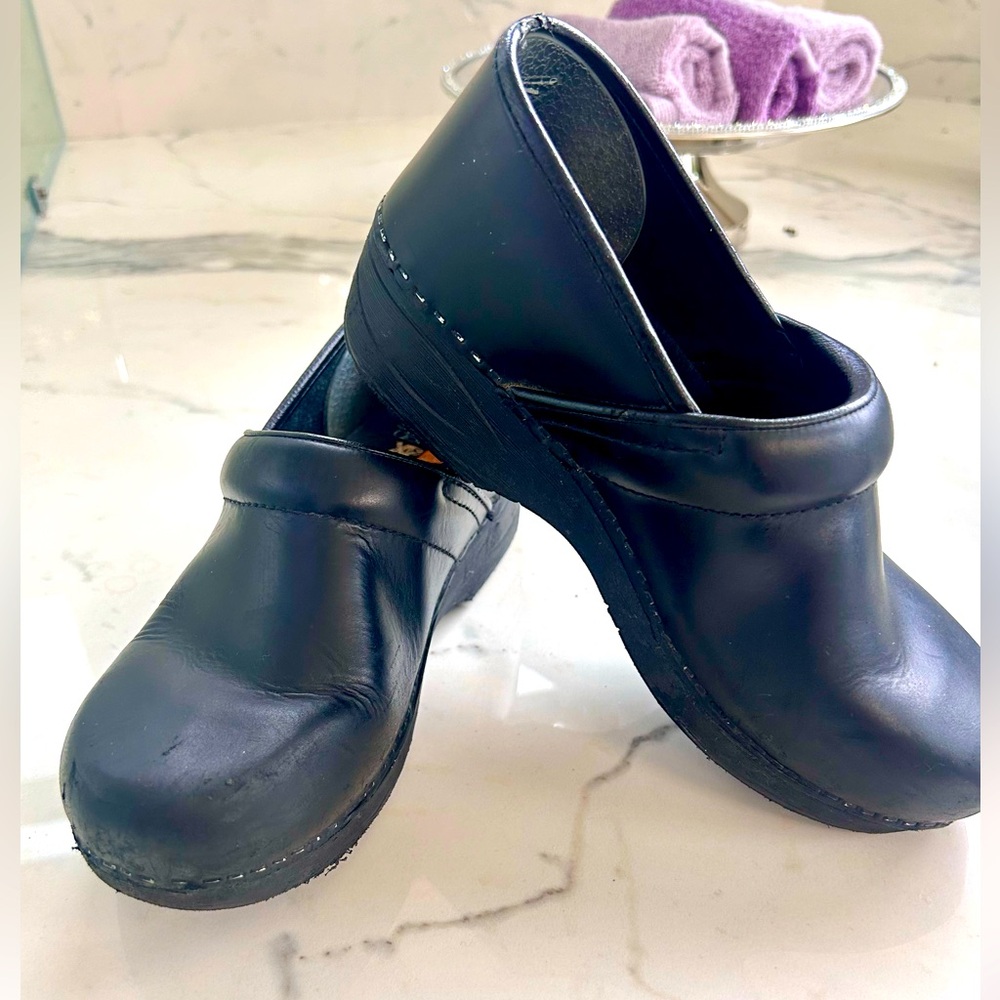 Dansko Professional XP 2.0 Black
Leather Clogs Shoes Women's Size EU 38..